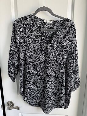 Chaus Black & White Paisley V-Neck Blouse